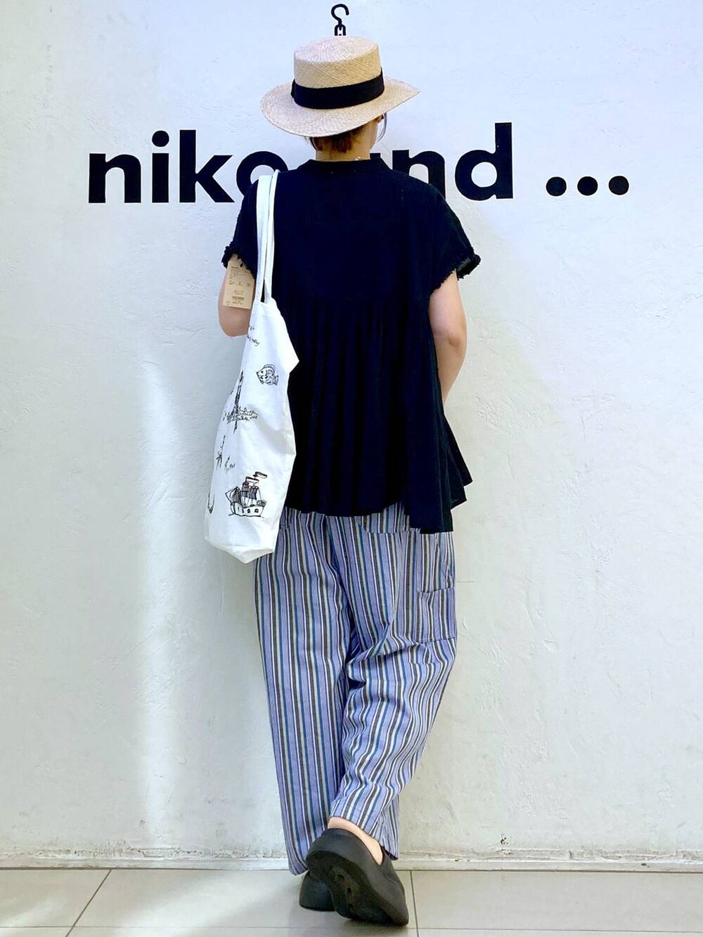 ブラック系のサンダル、パープル系のその他パンツ、ホワイト系のデジタル腕時計を着用したレディースの春コーディネートの5枚目の写真