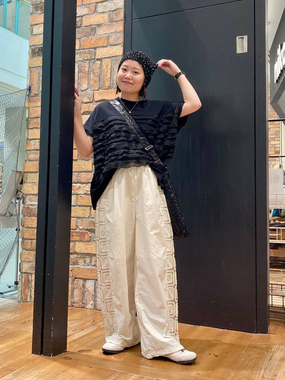 ベージュ系のその他パンツ、ブラック系のTシャツ/カットソー、ブラック系のトートバッグを着用したレディースの夏コーディネートの2枚目の写真