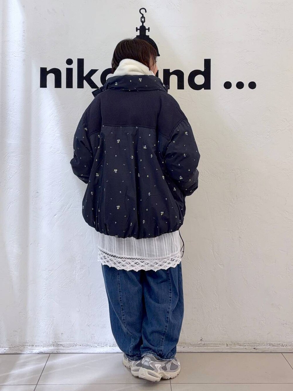 ホワイト系のTシャツ/カットソー、ブルー系のブルゾン、ホワイト系のスカートを着用したレディースの冬コーディネートの4枚目の写真