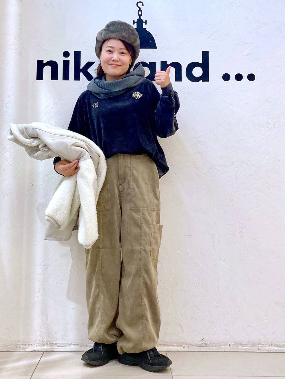 ブラウン系のその他パンツ、ベージュ系のブルゾン、グレー系のTシャツ/カットソーを着用したレディースの秋コーディネートの3枚目の写真
