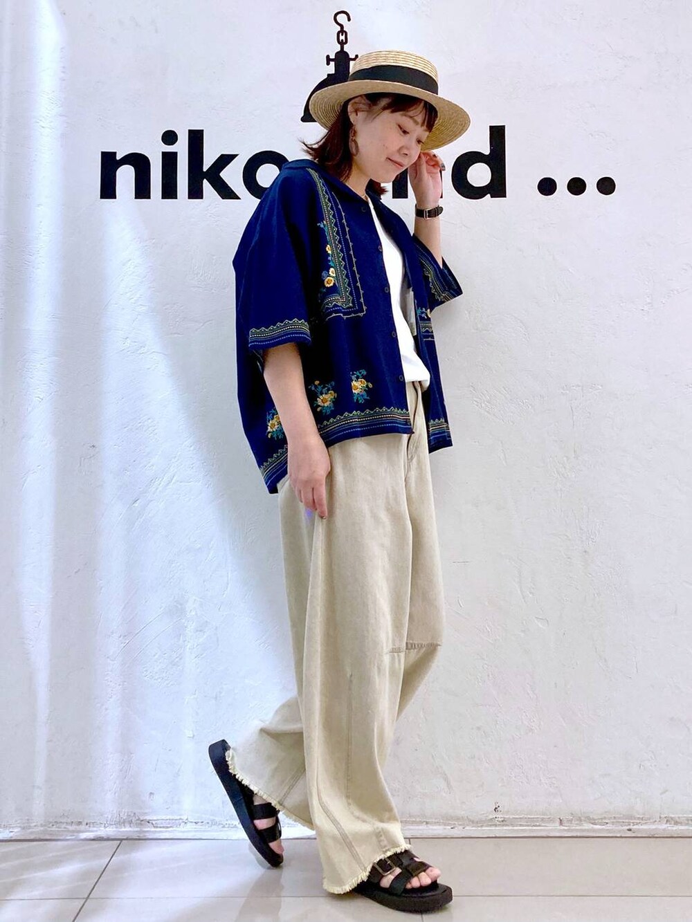 ベージュ系のその他パンツ、ブルー系のシャツ/ブラウス、ホワイト系のタンクトップを着用したレディースの春コーディネートの3枚目の写真