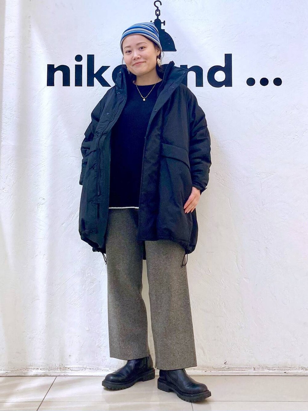 ブラック系のニット/セーター、ホワイト系のその他パンツ、ブラック系のブルゾンを着用したレディースの冬コーディネートの3枚目の写真