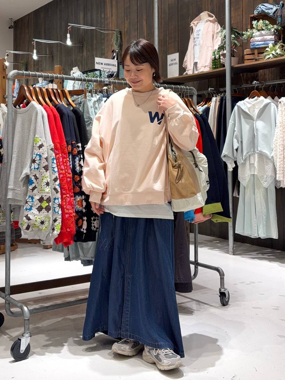 ホワイト系のTシャツ/カットソー、ベージュ系のトートバッグ、その他のネックレスを着用したレディースの冬コーディネートの3枚目の写真