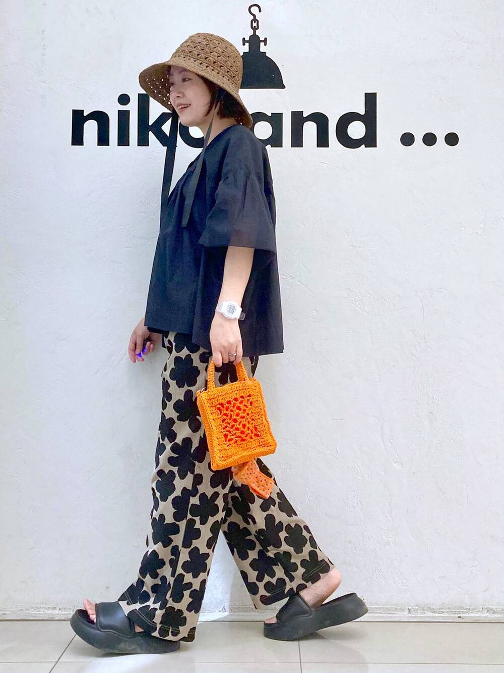 オレンジ系のショルダーバッグ、ブラック系のサンダル、その他のTシャツ/カットソーを着用したレディースの春コーディネートの5枚目の写真