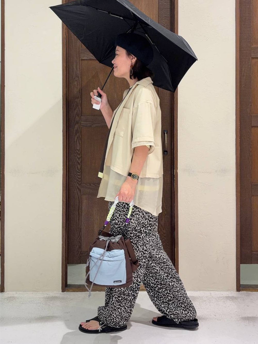 その他のショルダーバッグ、ホワイト系のその他パンツ、ブラウン系のTシャツ/カットソーを着用したレディースの春コーディネートの3枚目の写真