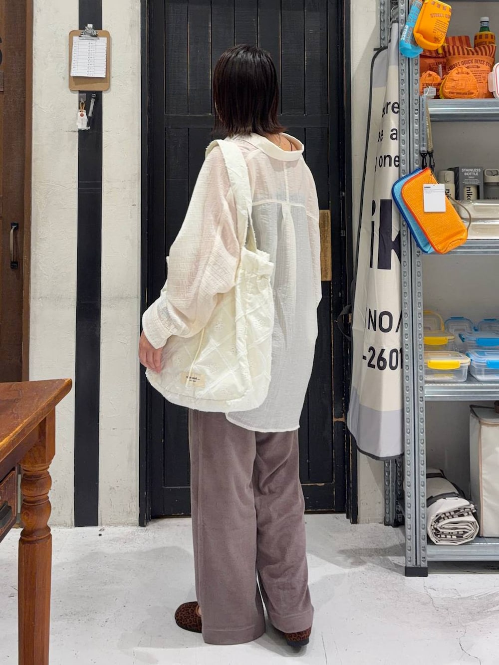 ブラウン系のその他パンツ、その他のパンプス、ベージュ系のトートバッグを着用したレディースの春コーディネートの4枚目の写真