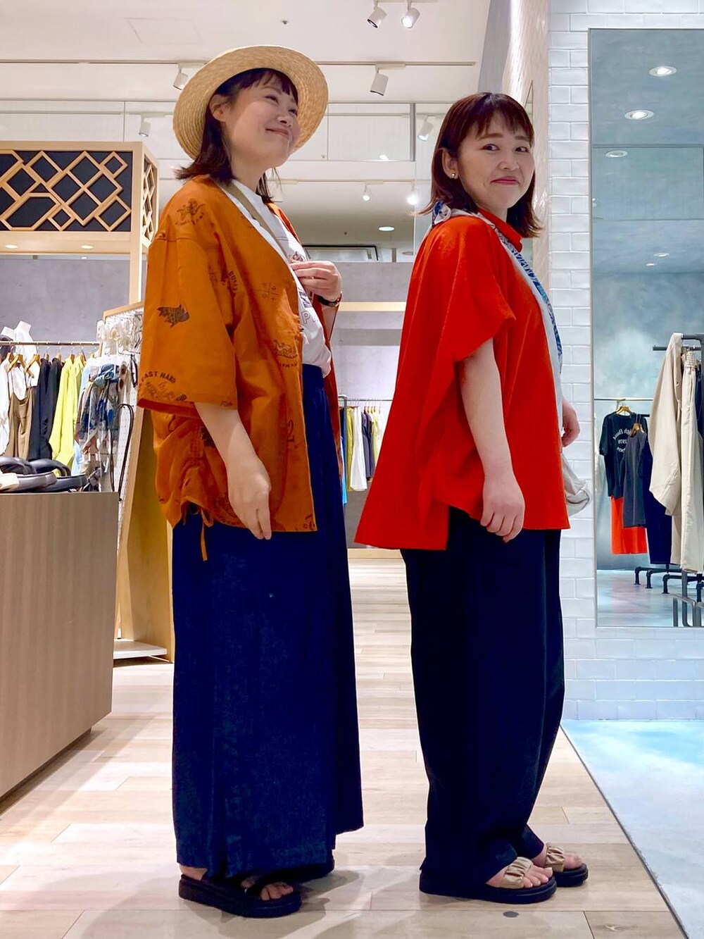 ブルー系のその他パンツ、レッド系のシャツ/ブラウス、ブラック系のサンダルを着用したレディースの春コーディネートの3枚目の写真