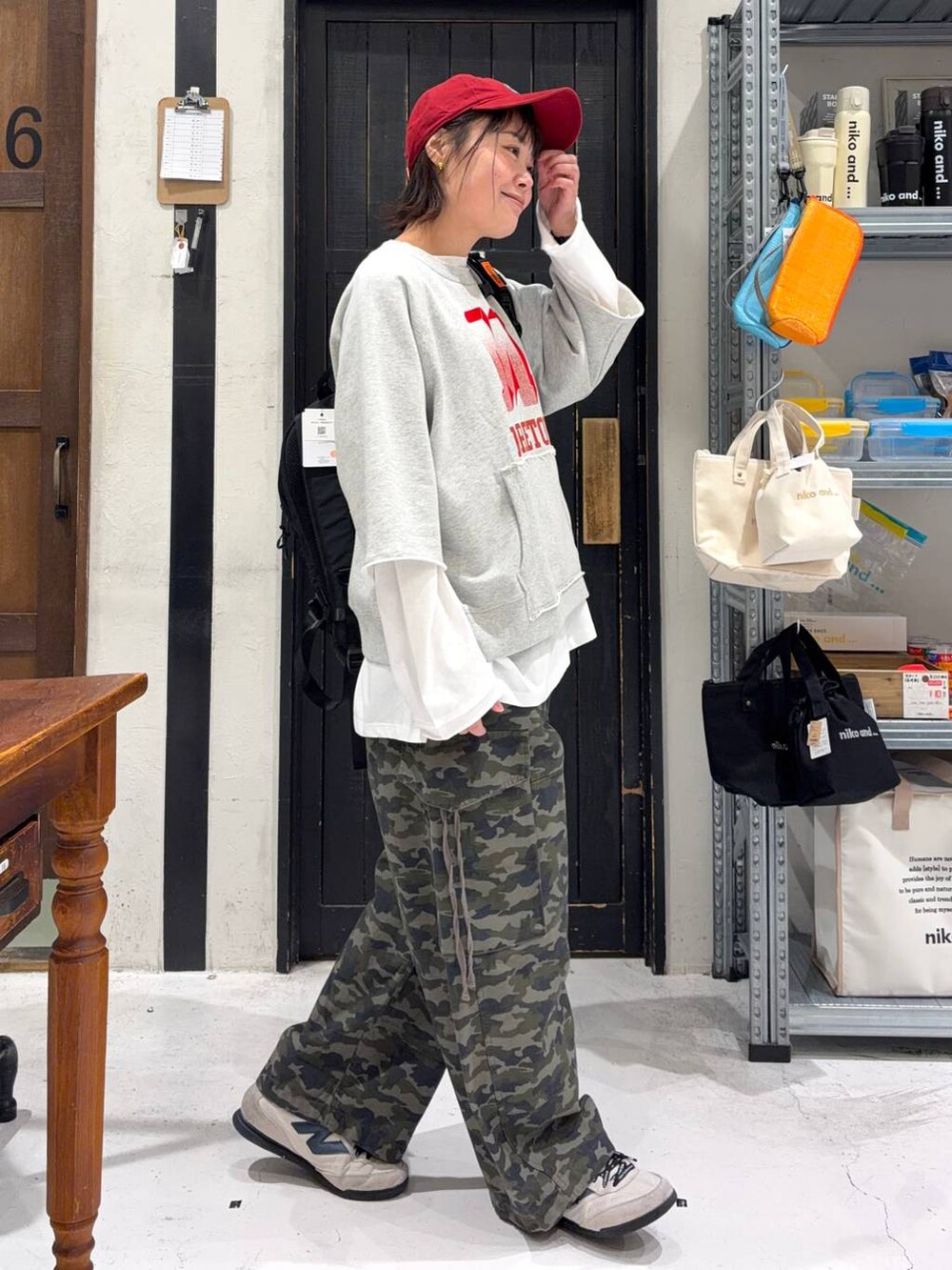 ブラック系のバックパック/リュック、グレー系のTシャツ/カットソー、ホワイト系のTシャツ/カットソーを着用したレディースの春コーディネートの4枚目の写真