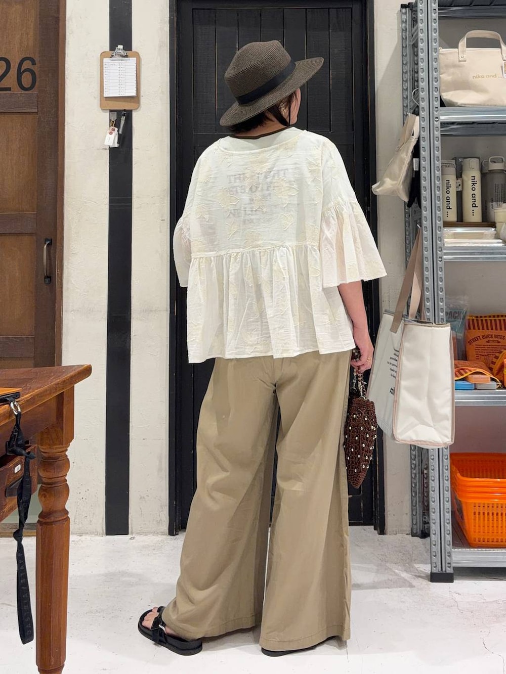 ベージュ系のその他パンツ、ホワイト系のシャツ/ブラウス、ブラウン系のショルダーバッグを着用したレディースの春コーディネートの5枚目の写真