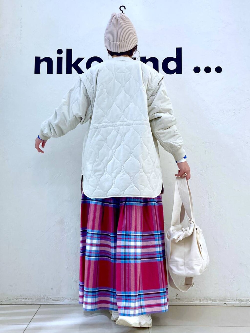 ピンク系のその他パンツ、ベージュ系のショルダーバッグ、ホワイト系のTシャツ/カットソーを着用したレディースの春コーディネートの6枚目の写真