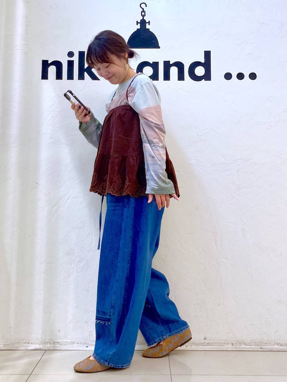 ブラウン系のパンプス、ベージュ系のTシャツ/カットソー、ブルー系のデニムパンツを着用したレディースの夏コーディネートの5枚目の写真