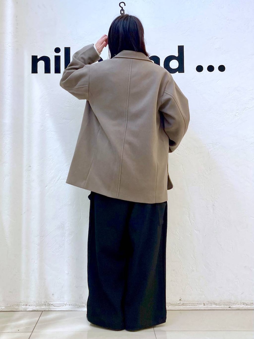 ブラウン系のテーラードジャケット、ブラック系のその他パンツ、ベージュ系のTシャツ/カットソーを着用したレディースの冬コーディネートの4枚目の写真