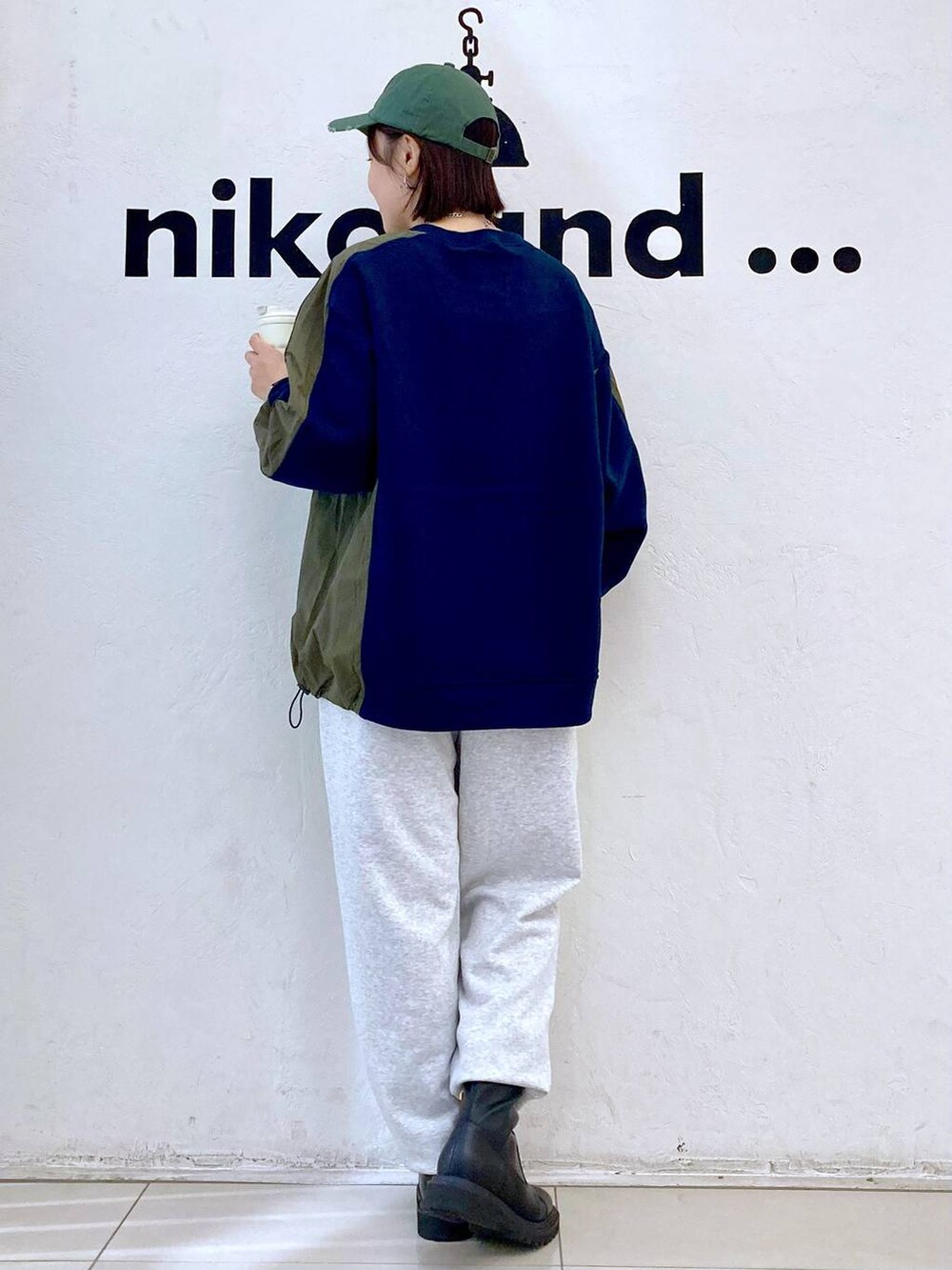 シルバー系のピアス（両耳用）、グレー系のブレスレット、その他のネックレスを着用したレディースの秋コーディネートの4枚目の写真