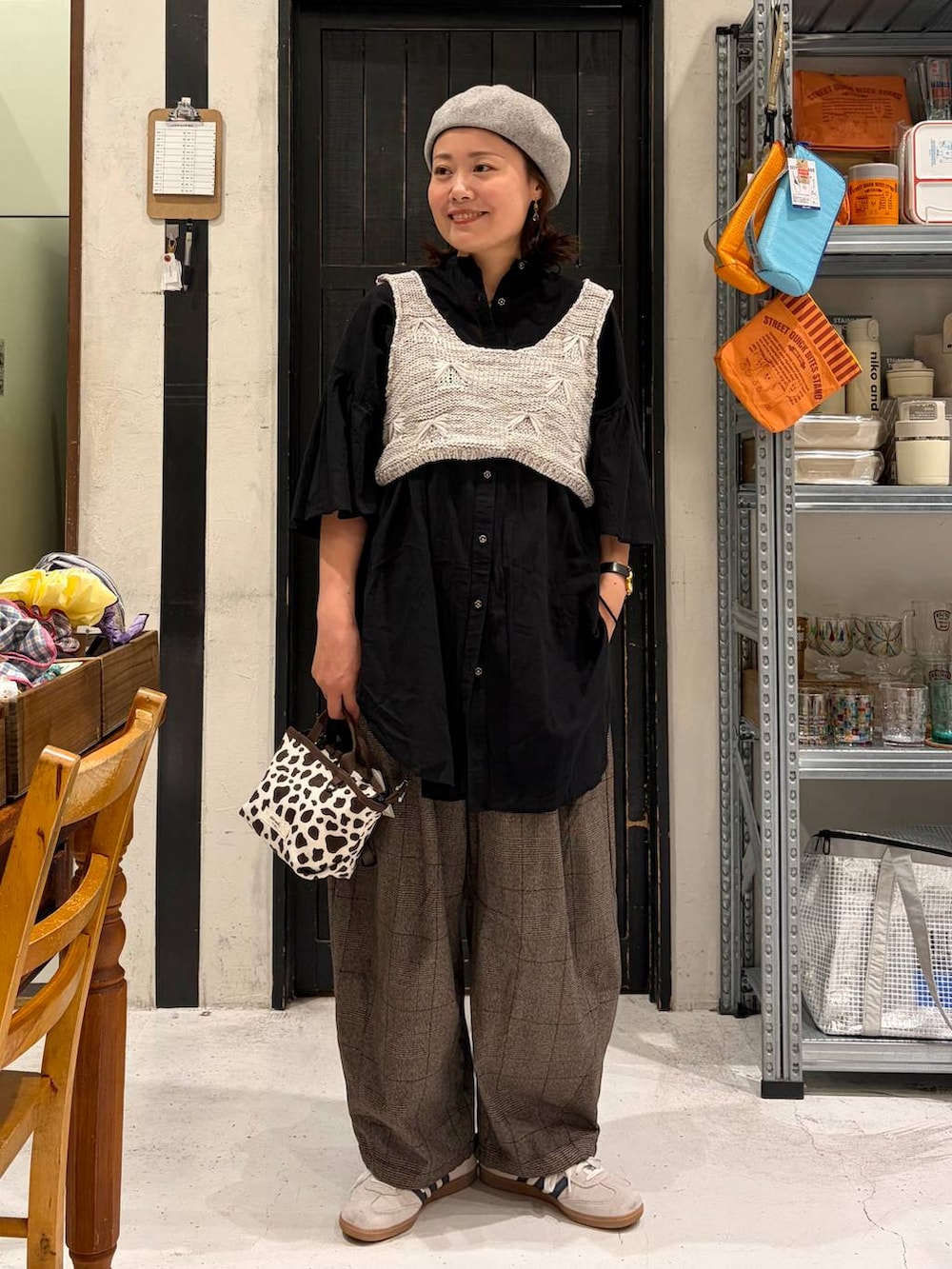 ホワイト系のベスト、ブラウン系のその他パンツ、その他のトートバッグを着用したレディースの秋コーディネートの5枚目の写真