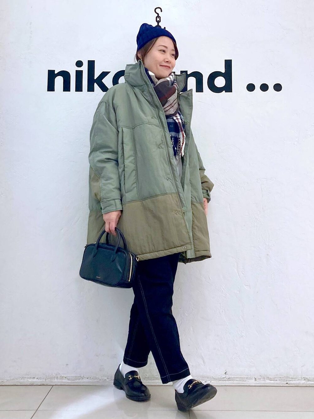 ブラック系のその他パンツ、グリーン系のブルゾン、ホワイト系のTシャツ/カットソーを着用したレディースの冬コーディネートの4枚目の写真