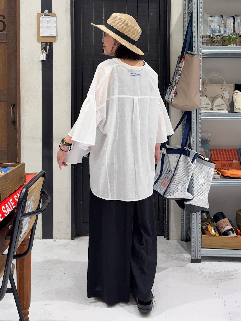 ブラック系のその他パンツ、ブラック系のタンクトップ、ブルー系のショルダーバッグを着用したレディースの夏コーディネートの4枚目の写真