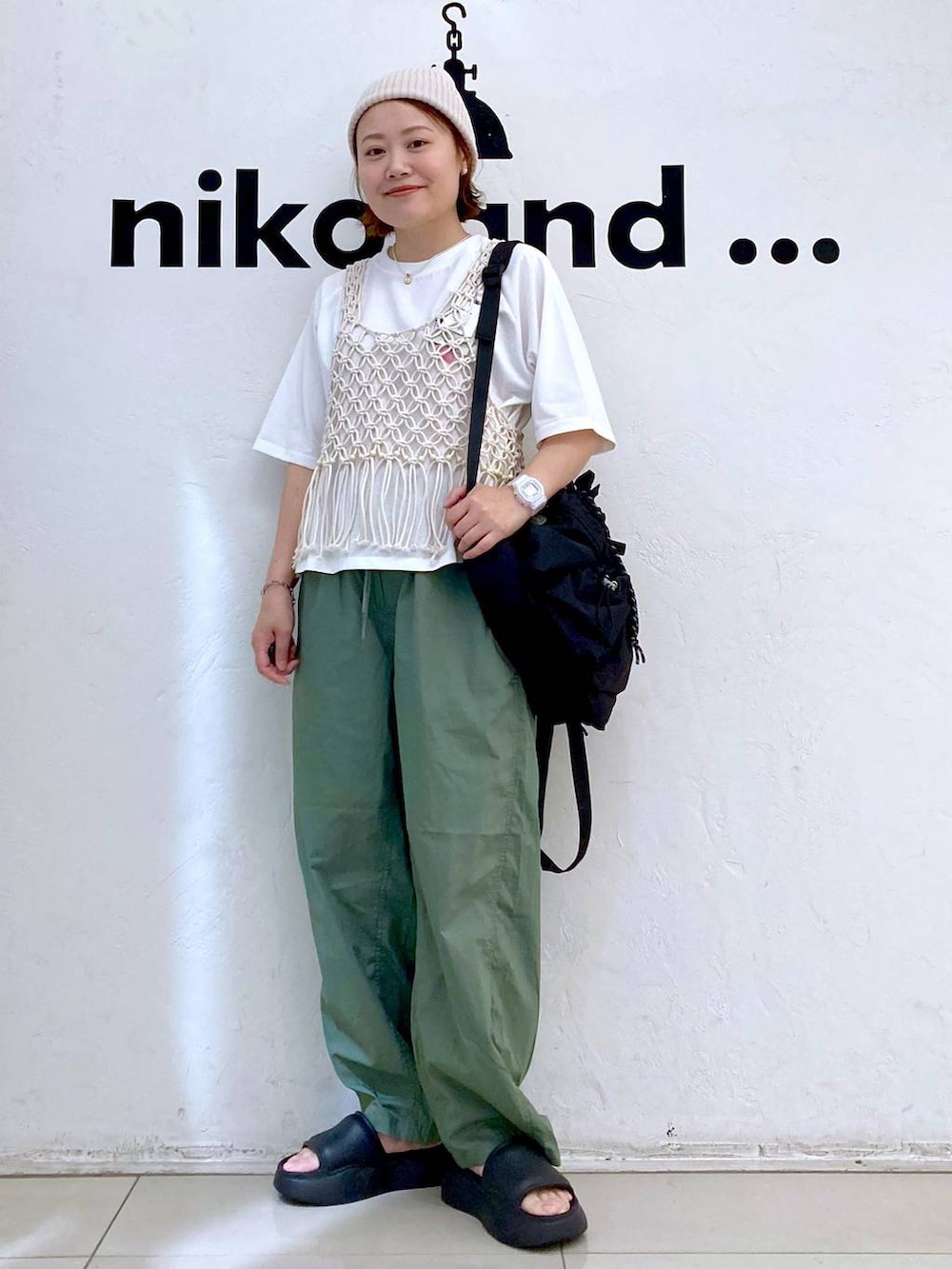 ブラック系のサンダル、ホワイト系のTシャツ/カットソー、グリーン系のその他パンツを着用したレディースの夏コーディネートの2枚目の写真