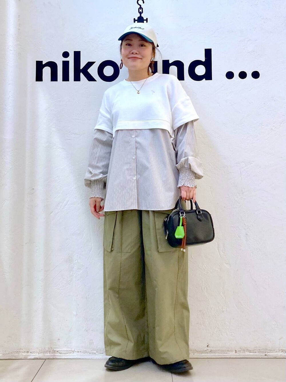 ホワイト系のシャツ/ブラウス、ブラック系のボストンバッグ、その他のネックレスを着用したレディースの冬コーディネートの2枚目の写真