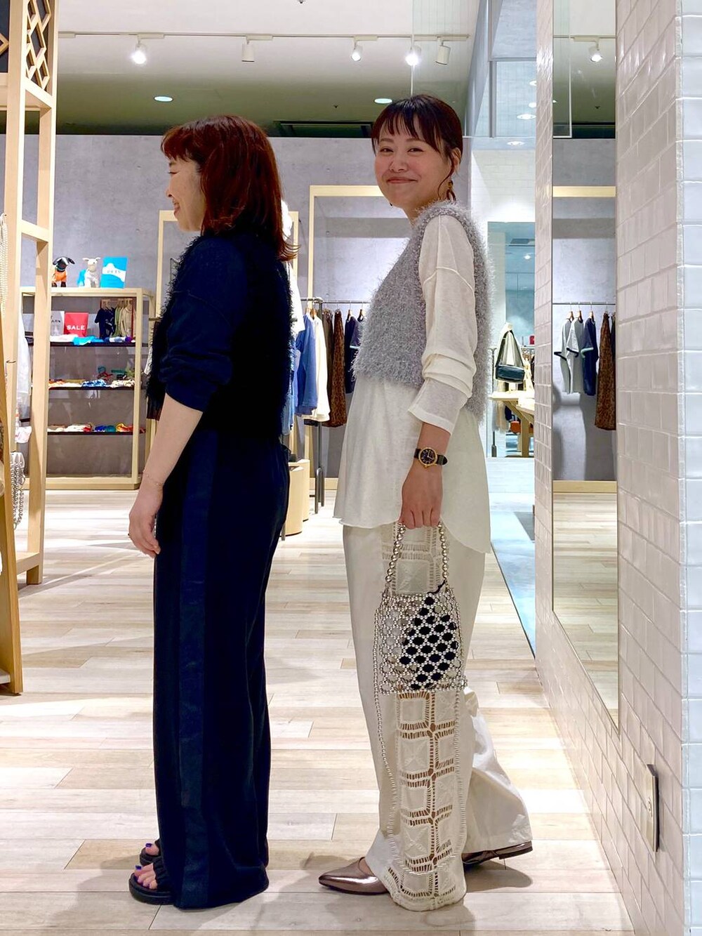 シルバー系のショルダーバッグ、ベージュ系のその他パンツ、ブラック系のその他パンツを着用したレディースの夏コーディネートの3枚目の写真