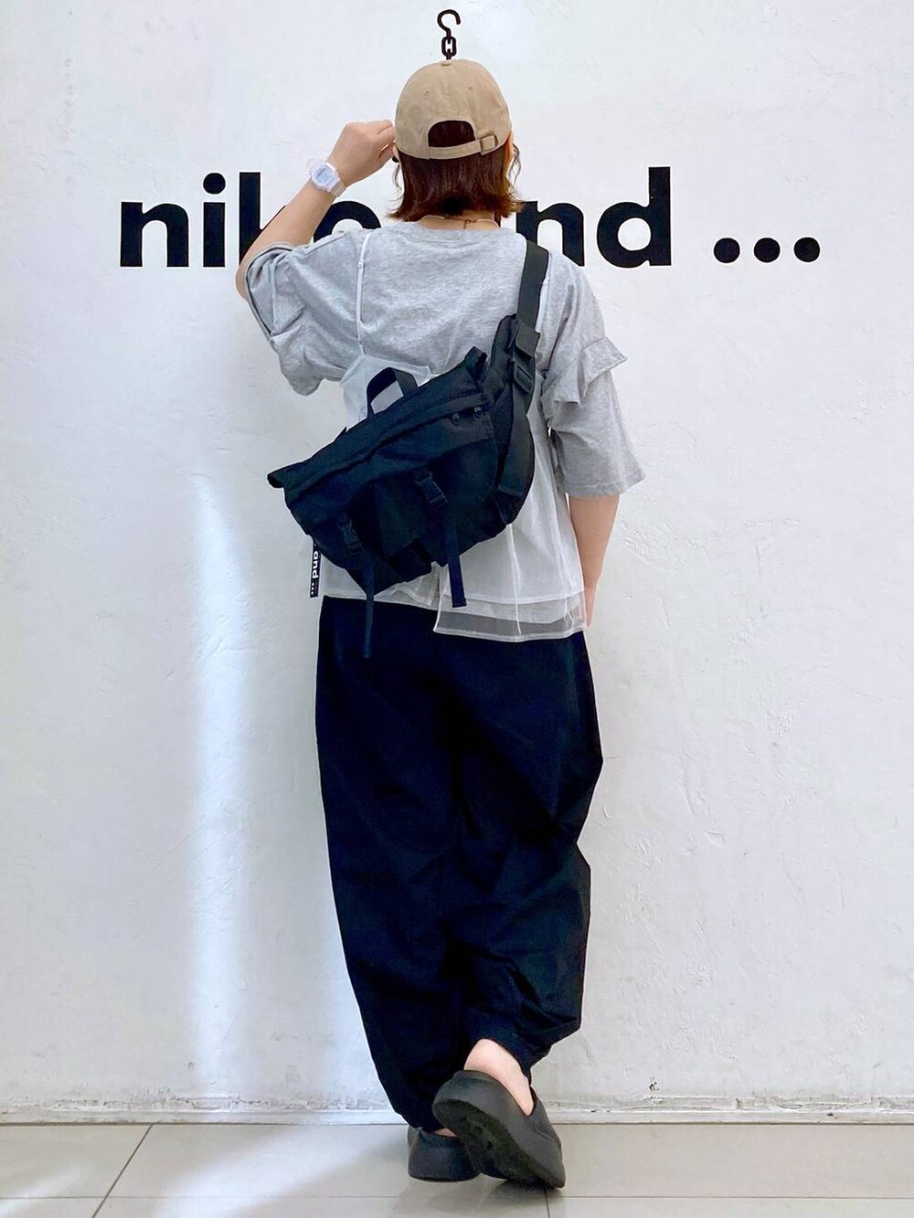 グレー系のキャミソール、ブラック系のサンダル、ブラック系のその他パンツを着用したレディースの夏コーディネートの4枚目の写真