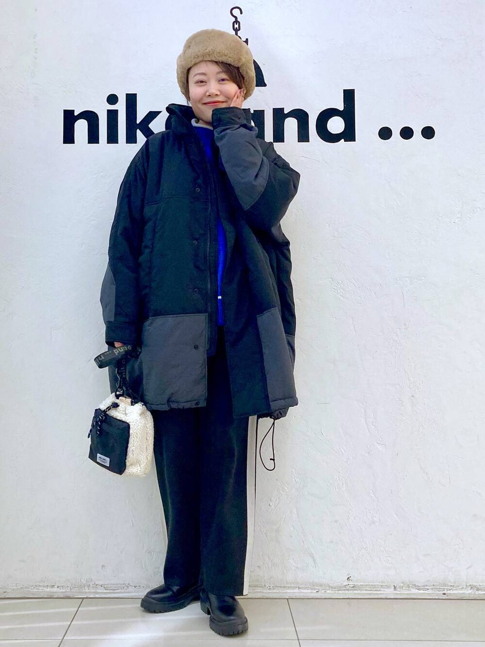 その他のブルゾン、ホワイト系のその他パンツ、ブラック系のブーツを着用したレディースの冬コーディネートの5枚目の写真