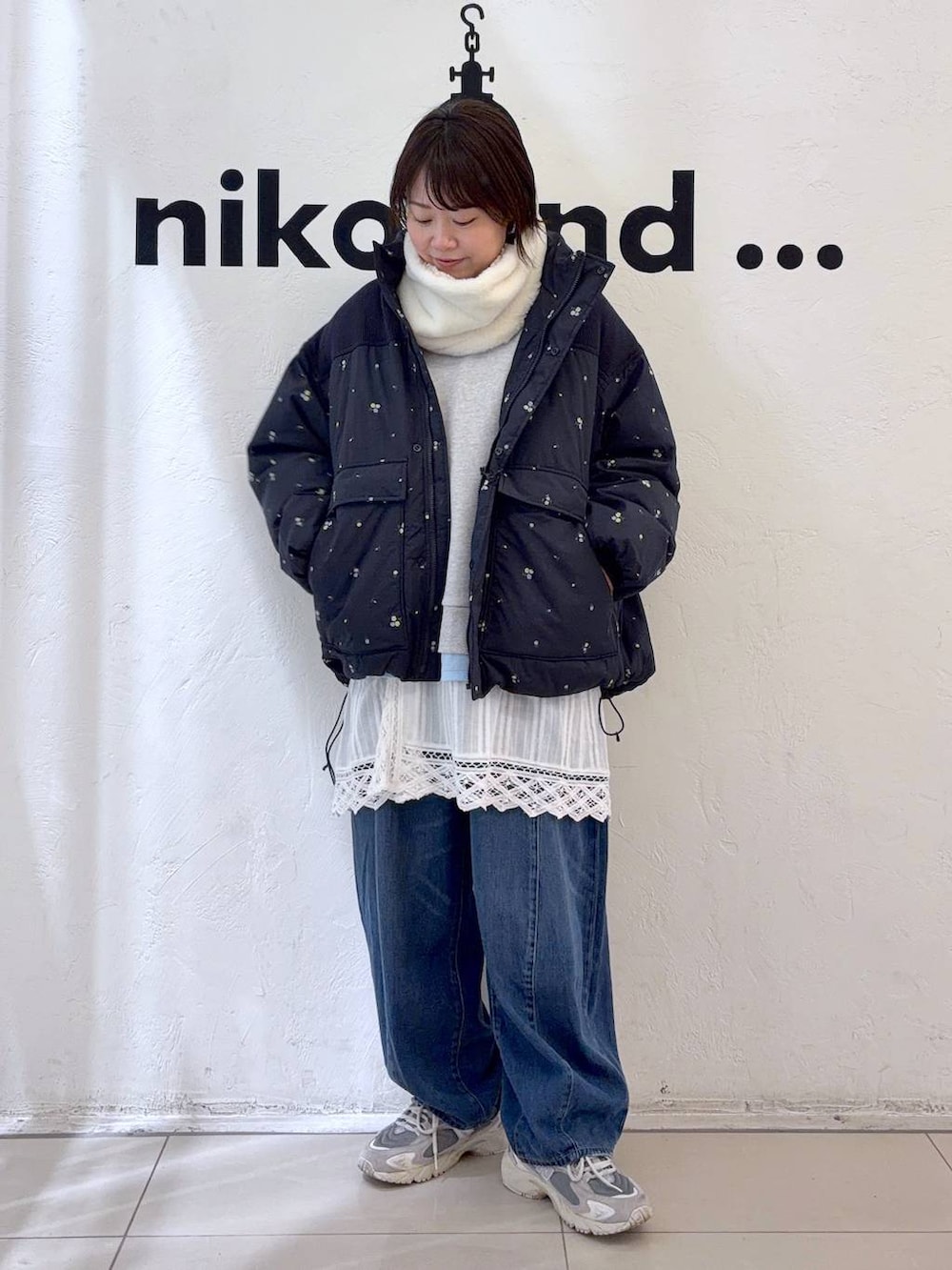 ホワイト系のTシャツ/カットソー、ブルー系のブルゾン、ホワイト系のスカートを着用したレディースの冬コーディネートの6枚目の写真