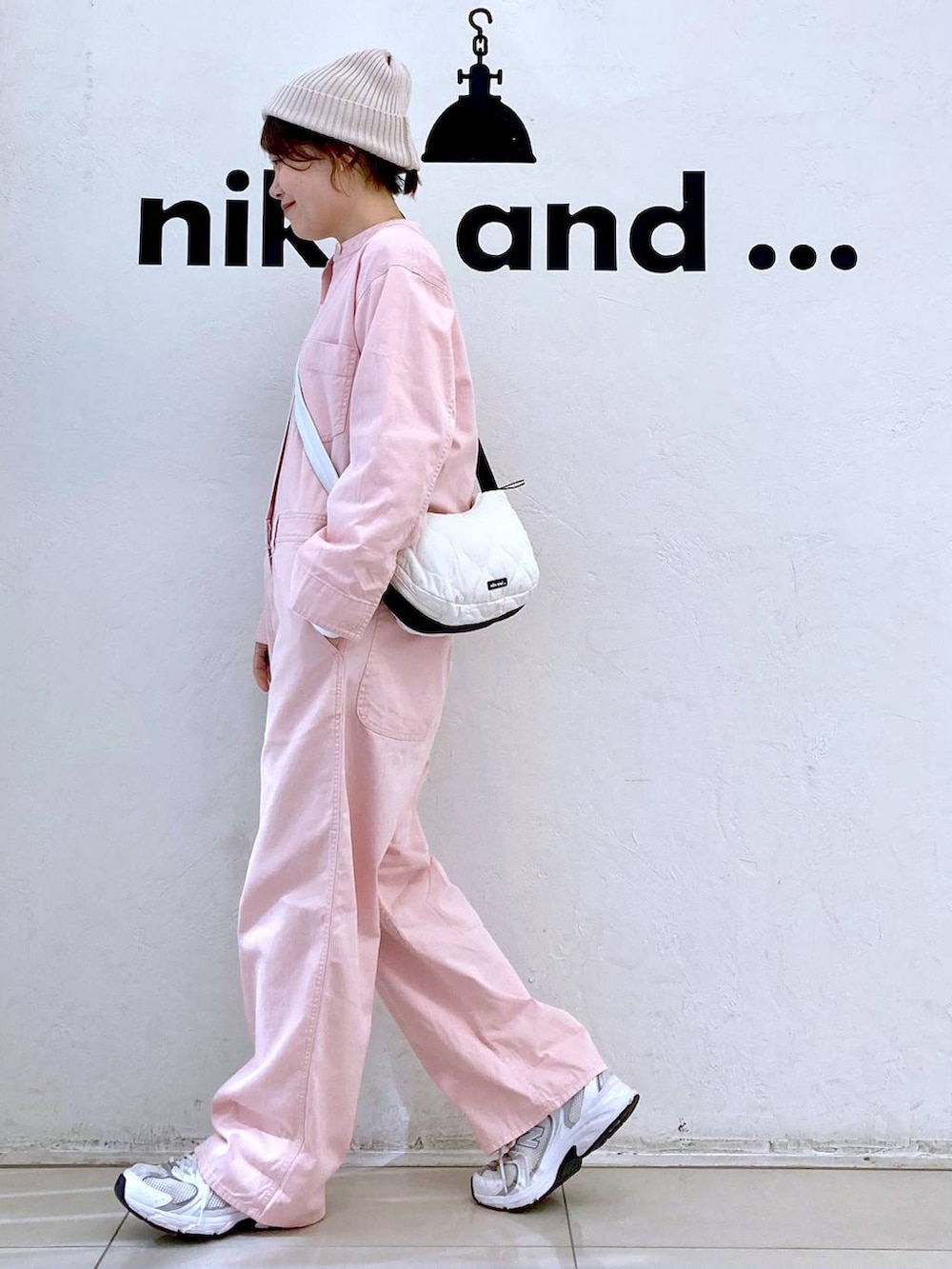 「ピアス、ネックレス、LEPSIM、LOWRYS FARM、ニット帽、カジュアル、ナチュラル、きれいめ、ママコーデ、niko and ...、ショルダーバッグ、ロンT、ワンピース、ミリタリー、春コーデ」|「niko and...のオーガニックコットンテンセルロングTシャツ(Tシャツ/カットソー、ホワイト系)」を使った、カワモトさん(レディース・162cm)の春コーディネートの5枚目の写真