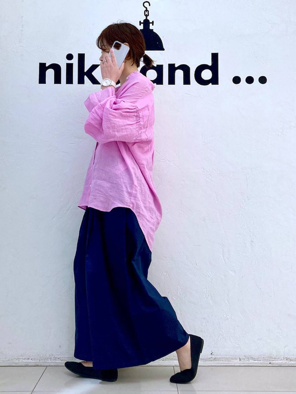 ブルー系のその他パンツ、ベージュ系のタンクトップ、ブラック系のパンプスを着用したレディースの春コーディネートの5枚目の写真