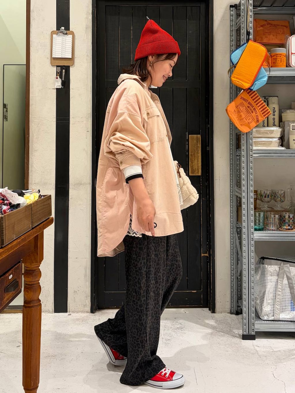 その他のその他パンツ、ベージュ系のショルダーバッグ、ピンク系のシャツ/ブラウスを着用したレディースの秋コーディネートの5枚目の写真