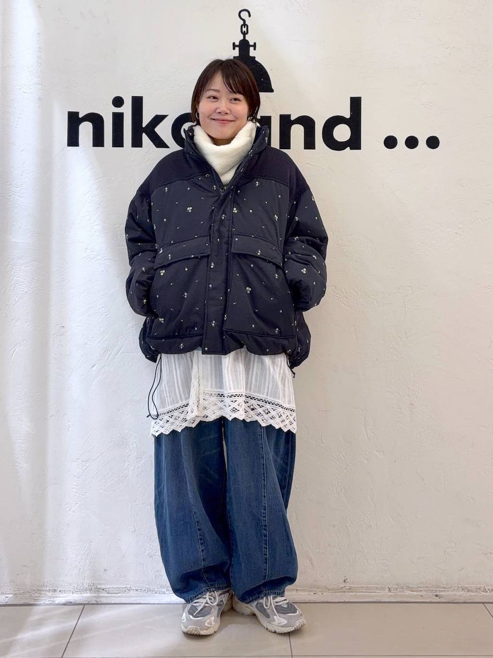 ホワイト系のTシャツ/カットソー、ブルー系のブルゾン、ホワイト系のスカートを着用したレディースの冬コーディネートの3枚目の写真