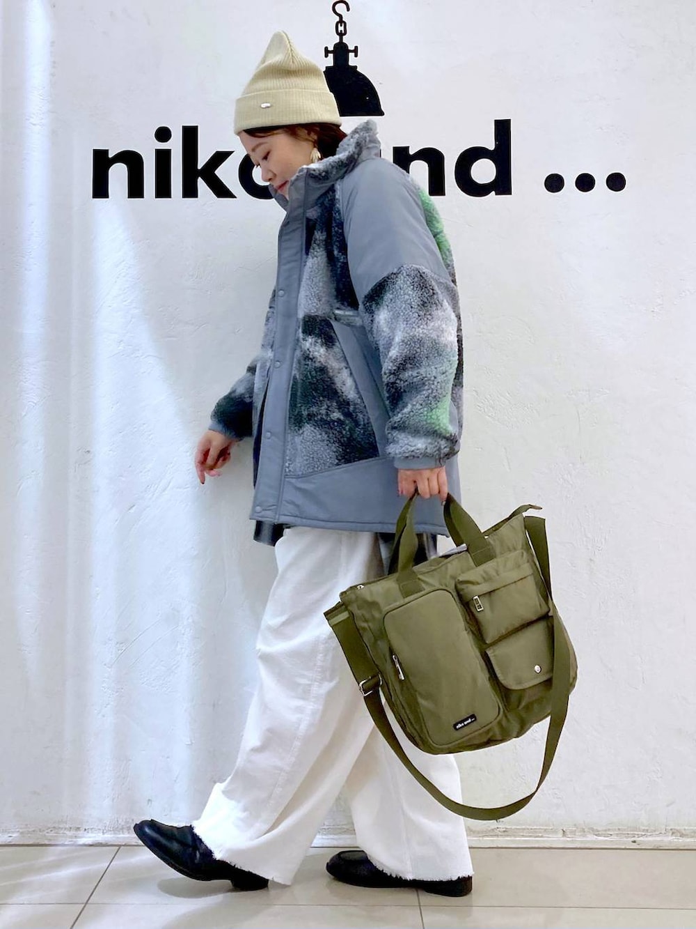 グレー系のブルゾン、ホワイト系のその他パンツ、ブラック系のシャツ/ブラウスを着用したレディースの秋コーディネートの4枚目の写真