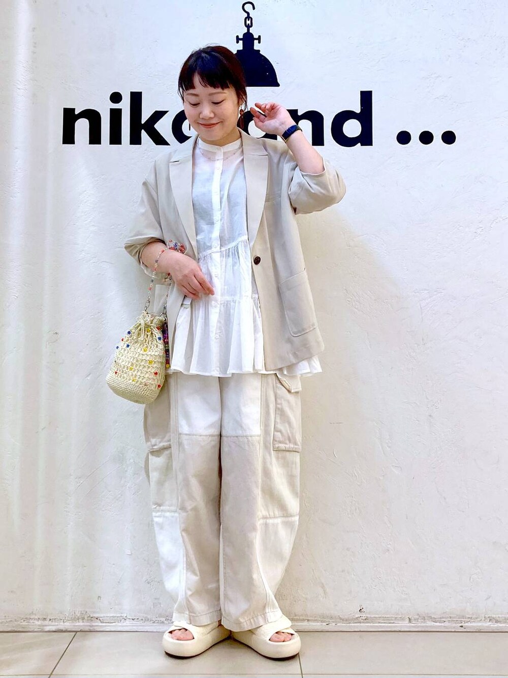 ホワイト系のシャツ/ブラウス、ベージュ系のサンダル、その他のショルダーバッグを着用したレディースの春コーディネートの2枚目の写真