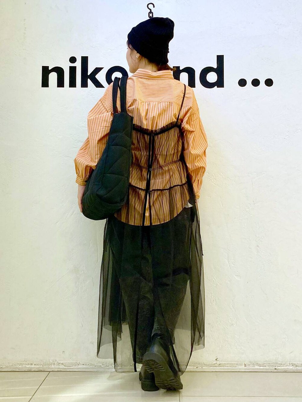 オレンジ系のシャツ/ブラウス、ブラック系のトートバッグ、その他のその他パンツを着用したレディースの秋コーディネートの4枚目の写真