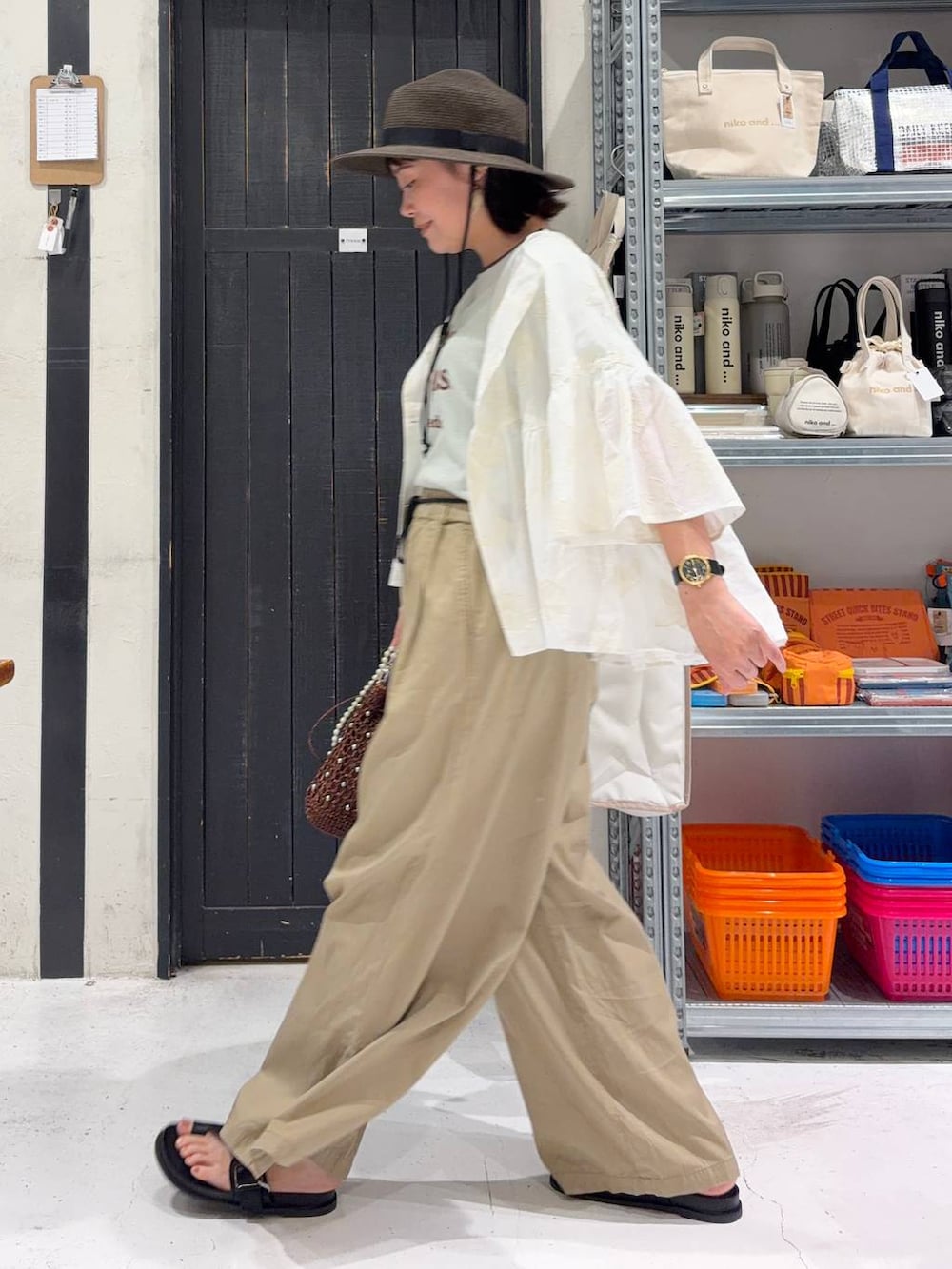 ベージュ系のその他パンツ、ホワイト系のシャツ/ブラウス、ブラウン系のショルダーバッグを着用したレディースの春コーディネートの4枚目の写真