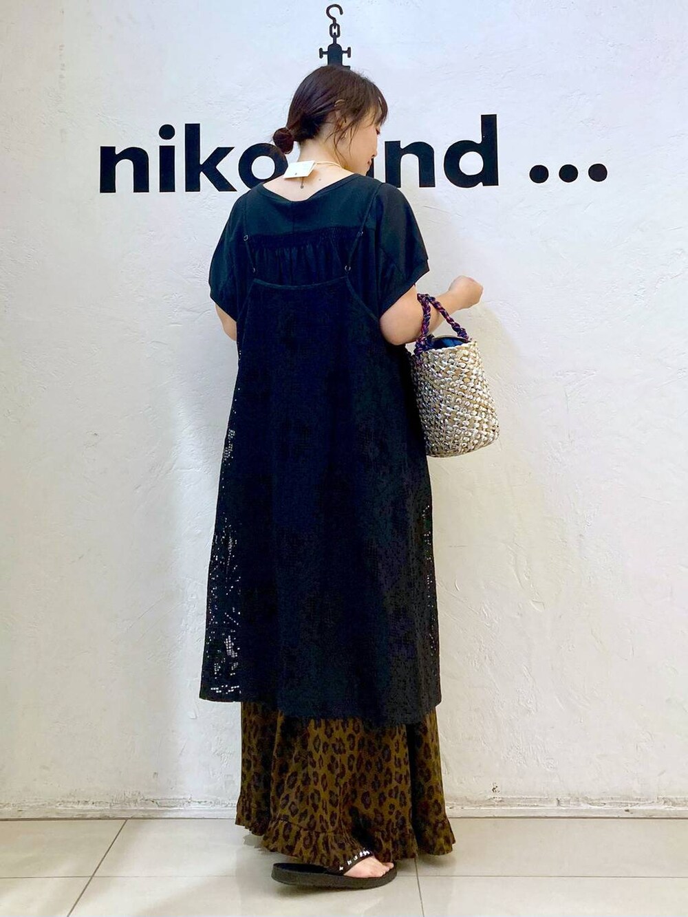 ブラック系のTシャツ/カットソー、ブラック系のサンダル、ブラウン系のスカートを着用したレディースの夏コーディネートの4枚目の写真