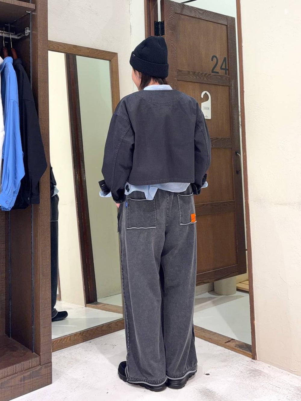 ブルー系のシャツ/ブラウス、ブラック系のノーカラージャケット、ブラック系のその他シューズを着用したレディースの春コーディネートの4枚目の写真