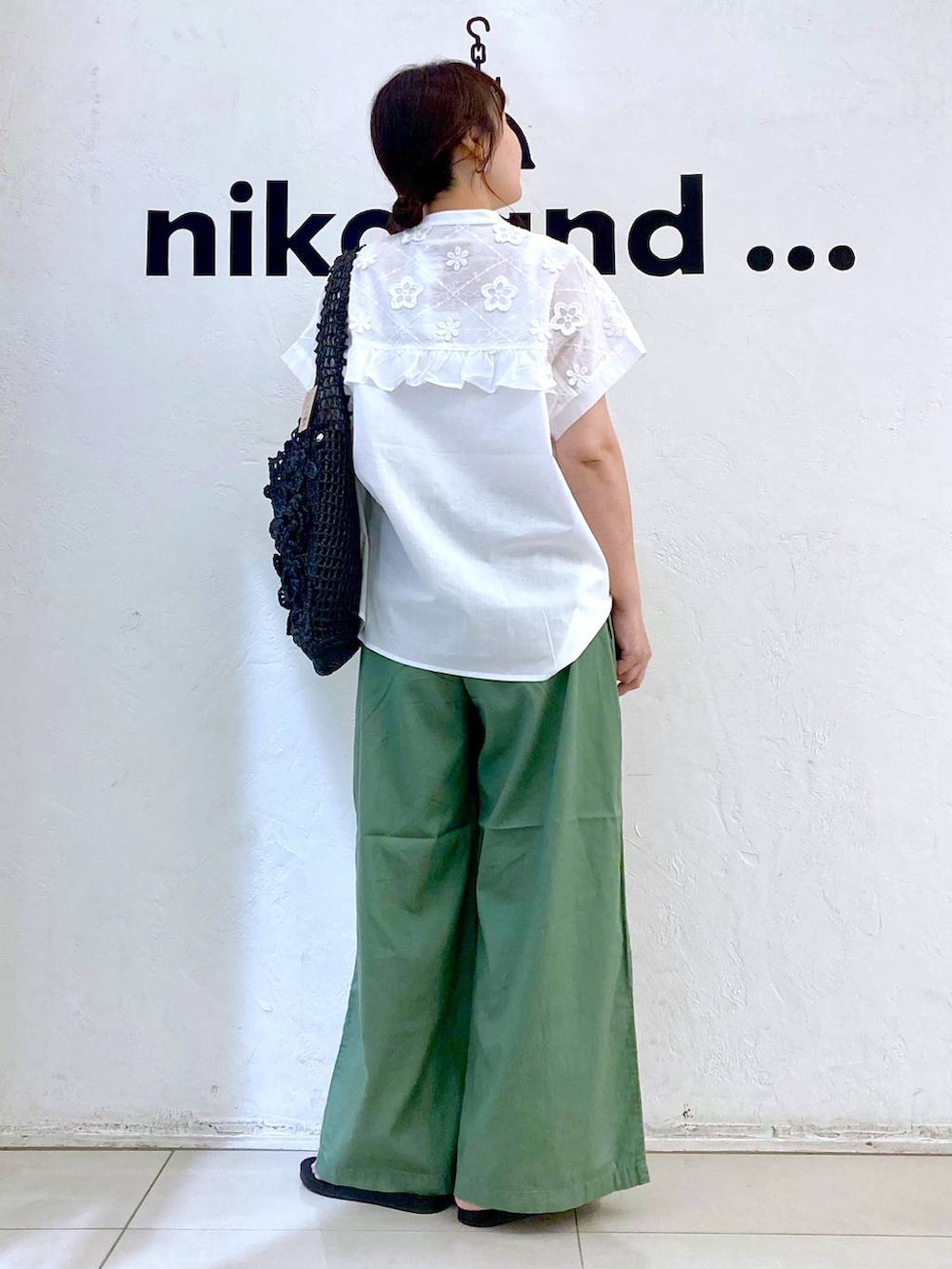 グリーン系のその他パンツ、ブラック系のサンダル、ブラック系のショルダーバッグを着用したレディースの夏コーディネートの4枚目の写真