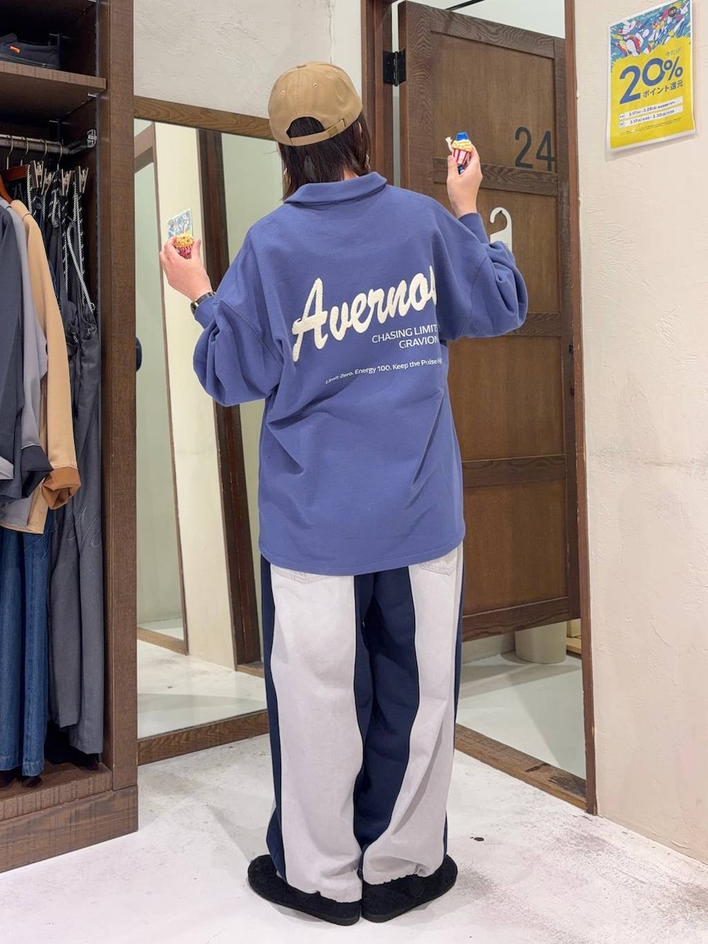 ブルー系のデニムパンツ、ブラック系のパンプス、ブルー系のスウェットを着用したレディースの春コーディネートの3枚目の写真