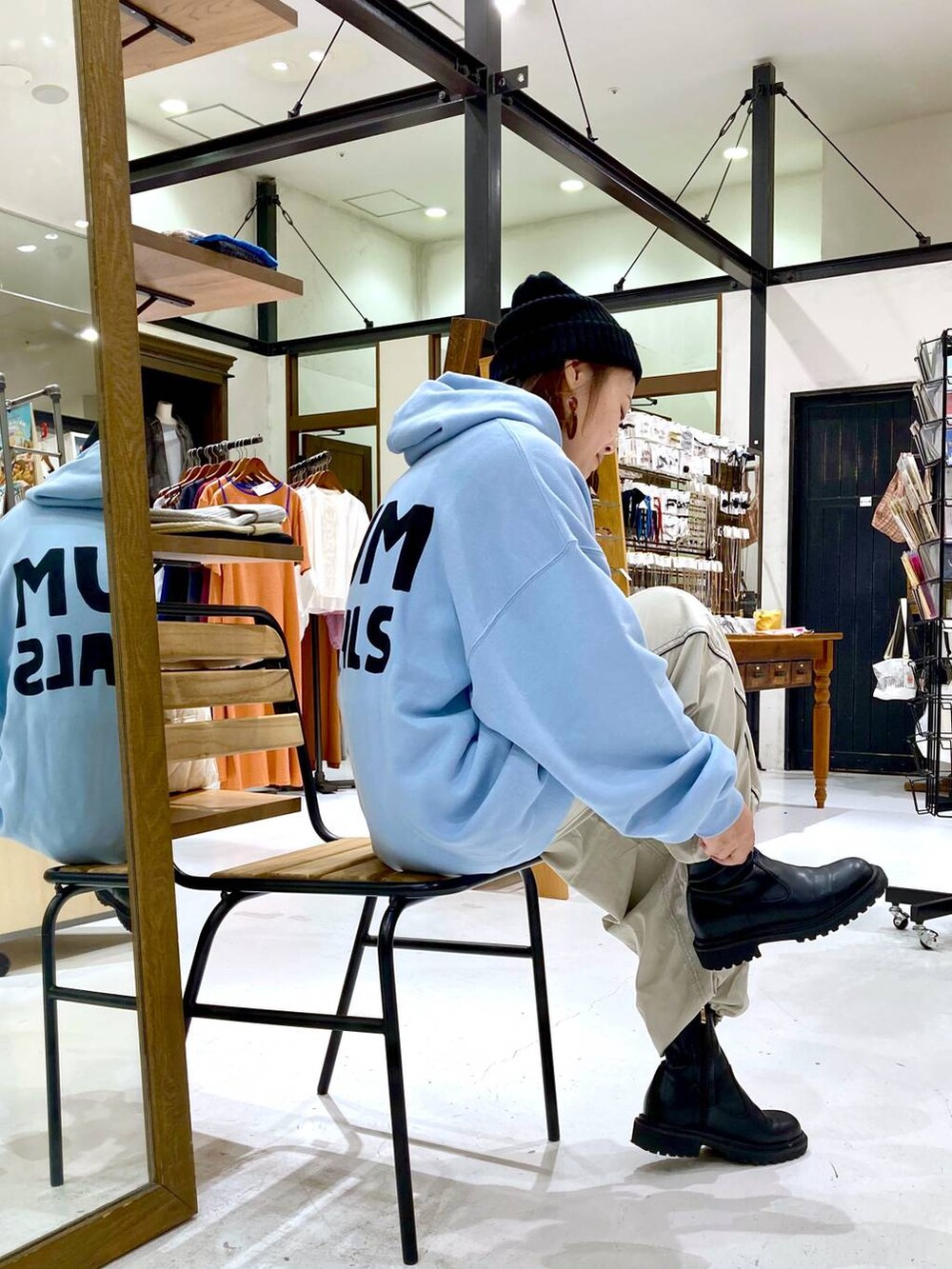 ベージュ系のその他パンツ、ブラック系のニットキャップ/ビーニー、その他のネックレスを着用したレディースの秋コーディネートの2枚目の写真