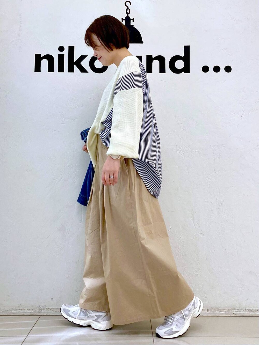 ベージュ系のその他パンツ、ホワイト系のTシャツ/カットソー、ブルー系のデニムジャケットを着用したレディースの春コーディネートの2枚目の写真