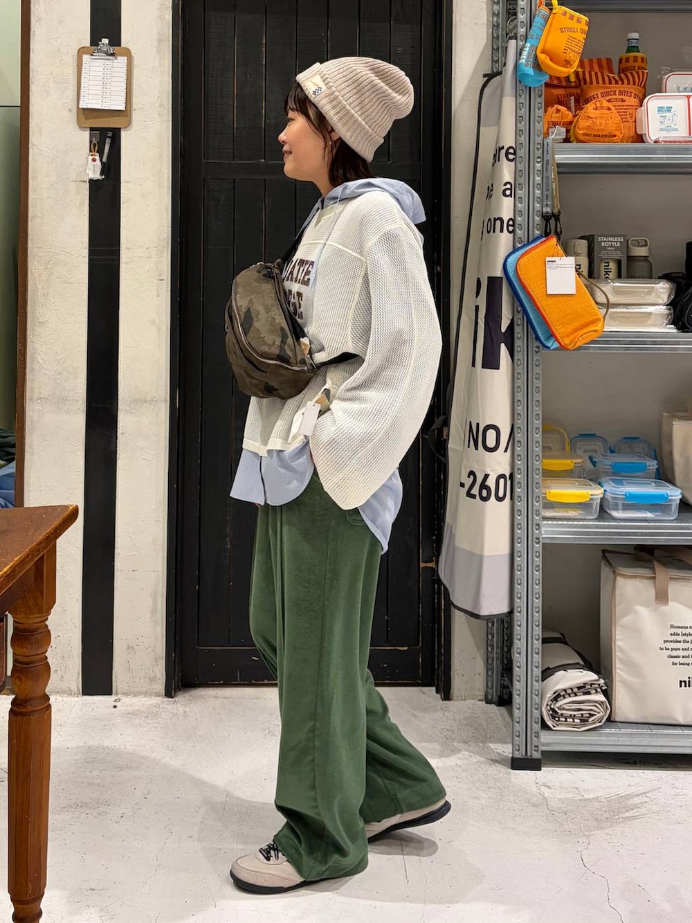 グリーン系のその他パンツ、その他のボディバッグ/ウエストポーチ、ブルー系のシャツ/ブラウスを着用したレディースの春コーディネートの3枚目の写真