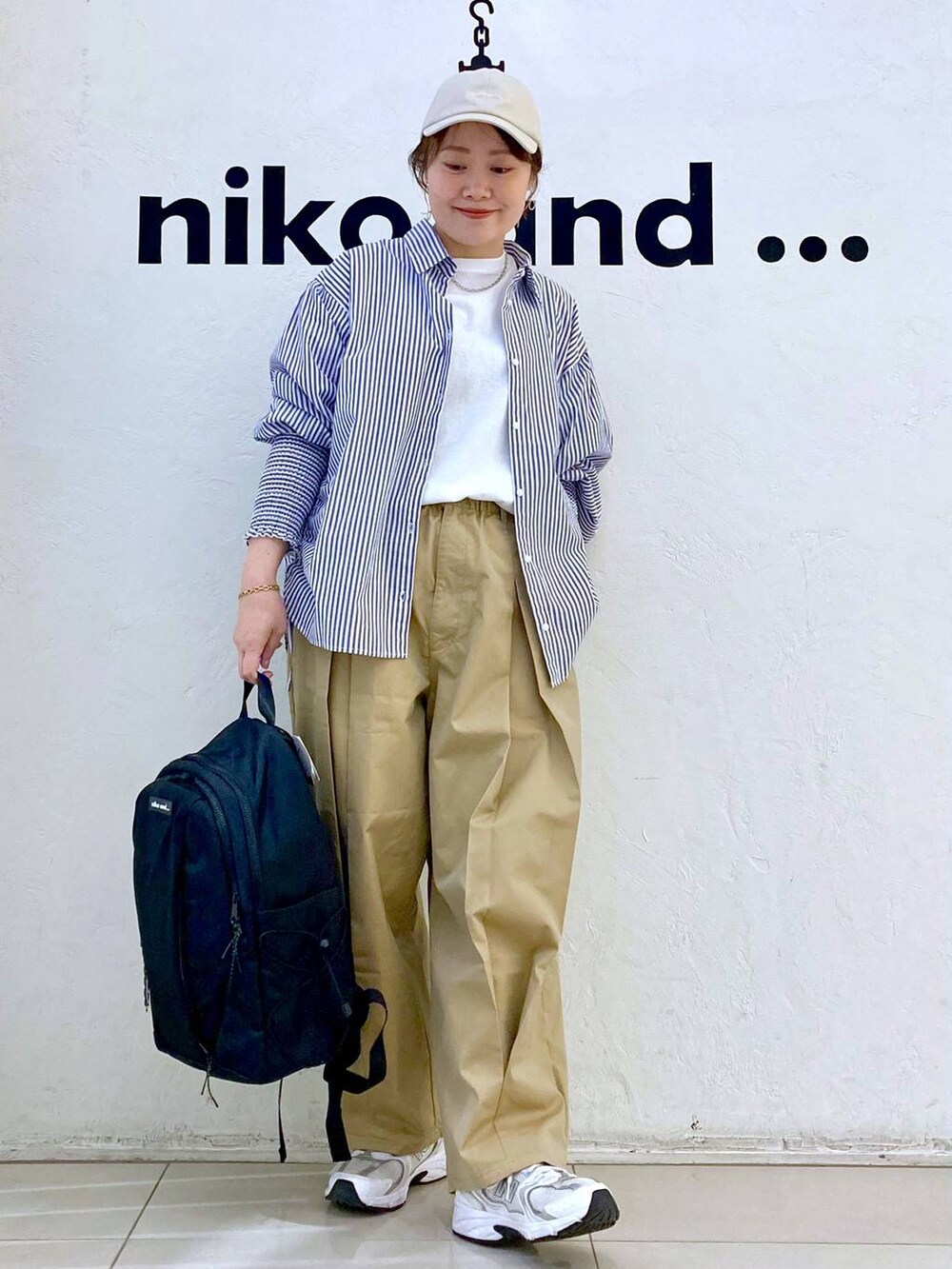 ブルー系のシャツ/ブラウス、ホワイト系のTシャツ/カットソー、ブラック系のバックパック/リュックを着用したレディースの春コーディネートの2枚目の写真