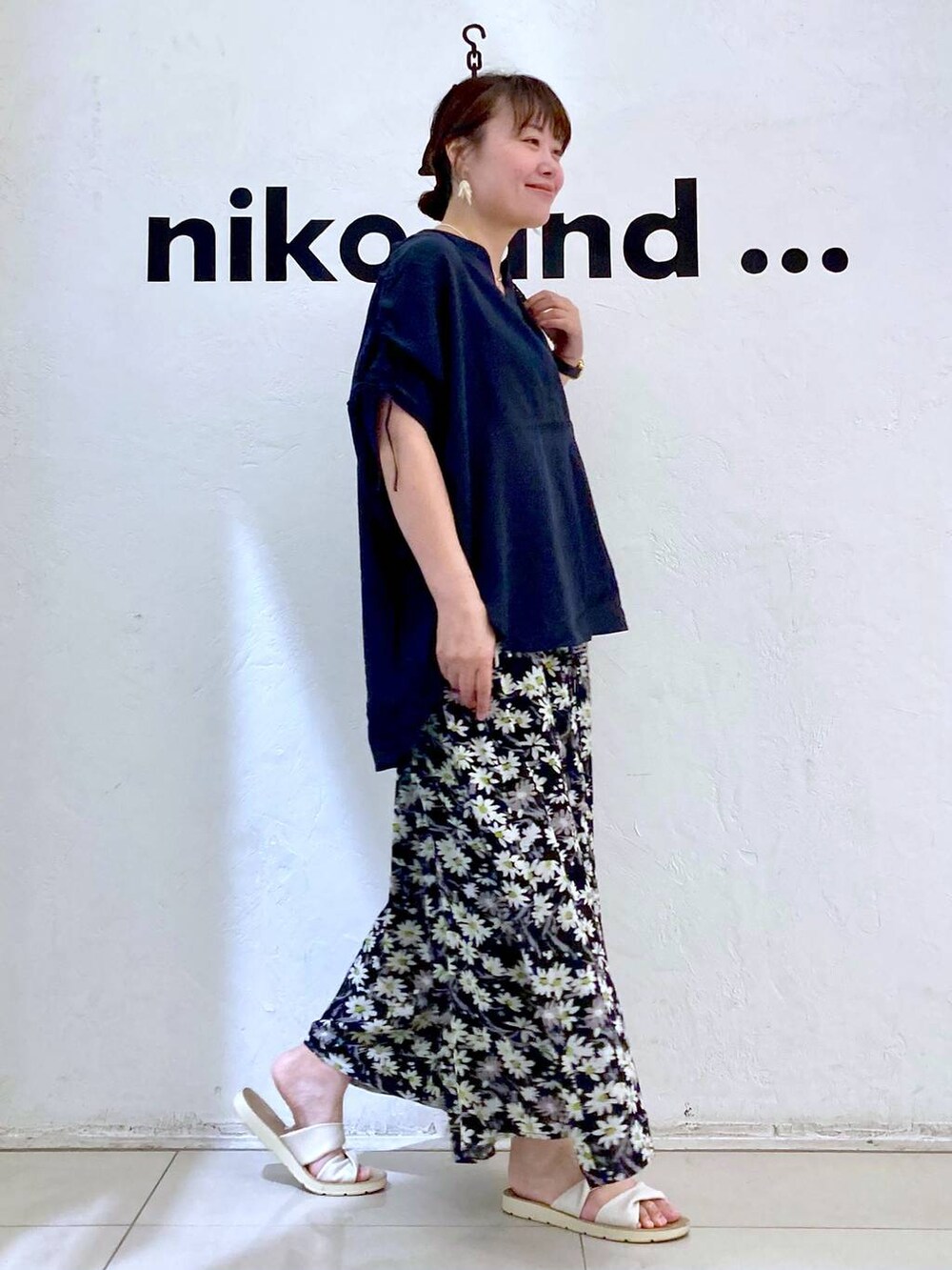 ブラック系のシャツ/ブラウス、ホワイト系のその他パンツ、ブラック系のショルダーバッグを着用したレディースの夏コーディネートの5枚目の写真
