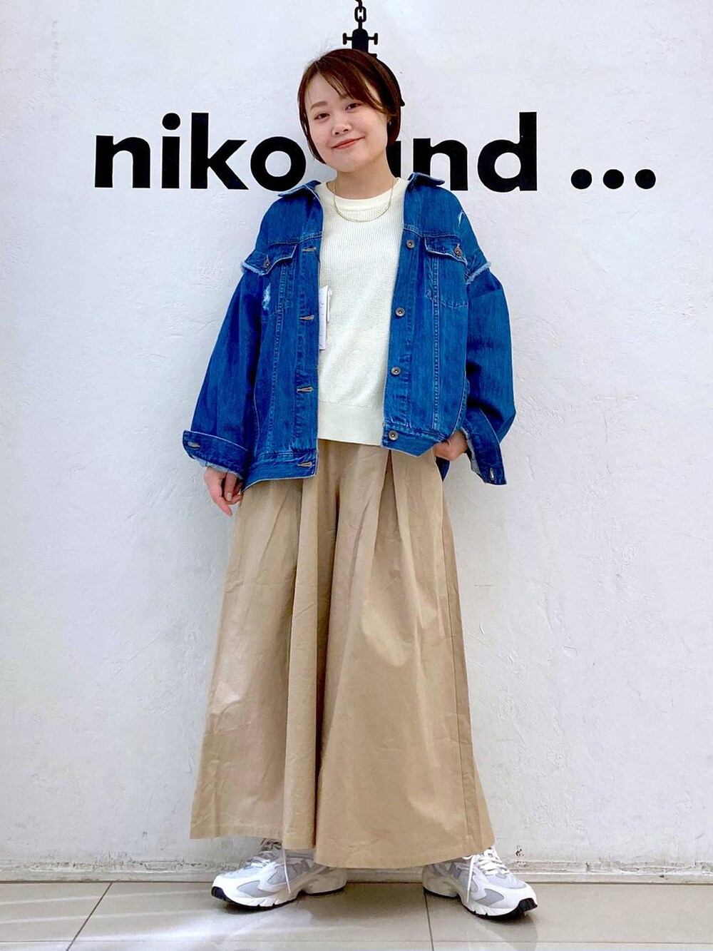 ベージュ系のその他パンツ、ホワイト系のTシャツ/カットソー、ブルー系のデニムジャケットを着用したレディースの春コーディネートの4枚目の写真