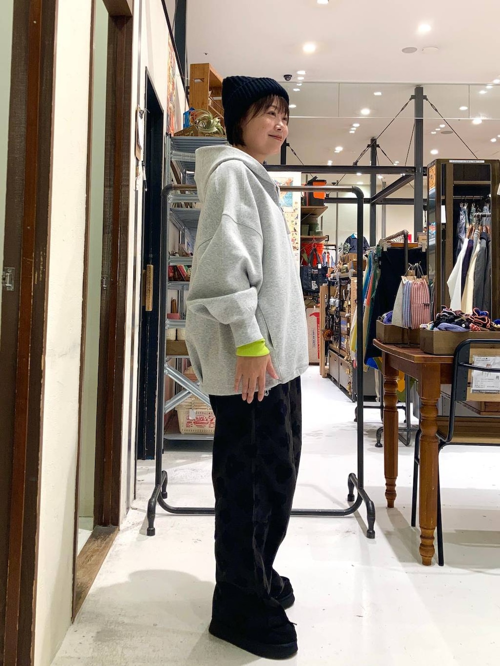 ブラック系のモカシン/デッキシューズ、グレー系のその他パンツ、グレー系のパーカーを着用したレディースの冬コーディネートの5枚目の写真