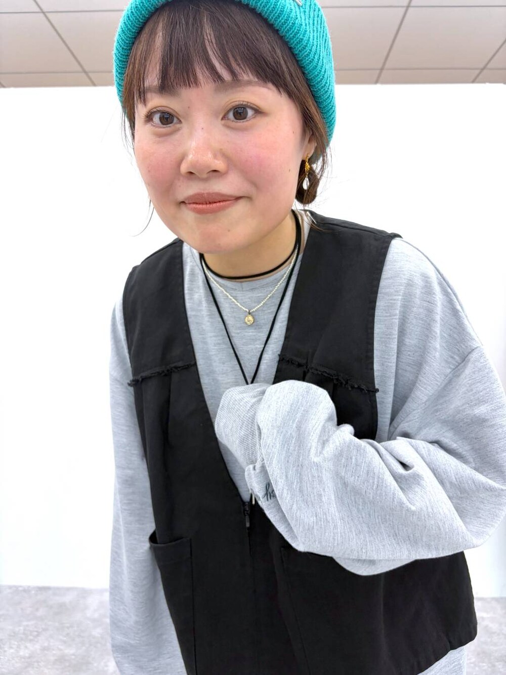 ブルー系のニットキャップ/ビーニーを着用したレディースの秋コーディネートの6枚目の写真
