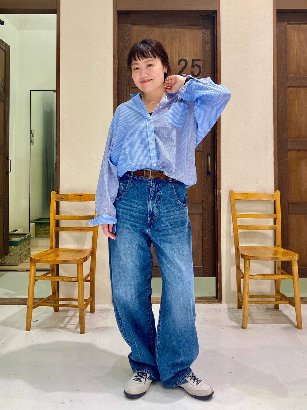 ホワイト系のスニーカー、ブルー系のシャツ/ブラウス、ブルー系のデニムパンツを着用したレディースの夏コーディネートの2枚目の写真