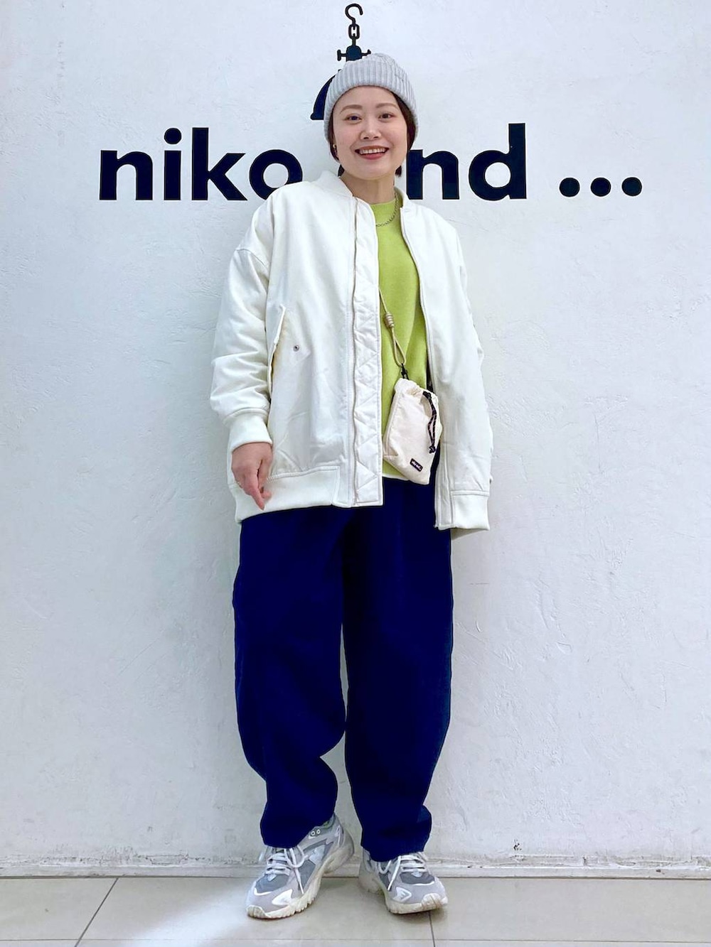 ブルー系のその他パンツ、ベージュ系のMA-1、ベージュ系のショルダーバッグを着用したレディースの冬コーディネートの4枚目の写真