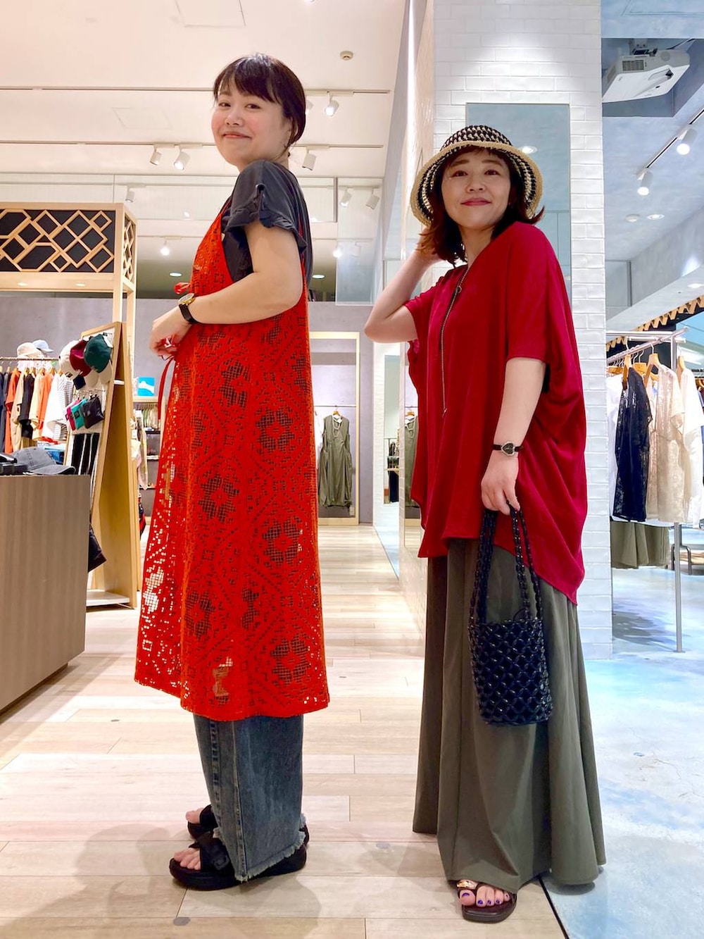 ブルー系のその他パンツ、ブラック系のサンダル、グレー系のTシャツ/カットソーを着用したレディースの夏コーディネートの3枚目の写真