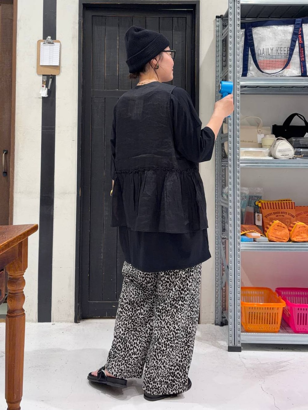 ブラック系のTシャツ/カットソー、ブラック系のベスト、ホワイト系のその他パンツを着用したレディースの春コーディネートの4枚目の写真